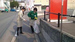 クロネコヤマトの社員2名が道端のごみを拾ってゴミ袋に入れている様子の写真