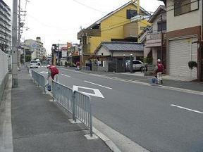 大阪トヨタLOGI&B-TEC株式会社の社員が道脇のごみを集めている様子の写真