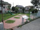 住宅街の児童公園内に大型の柱穴が保存されている高宮遺跡の写真