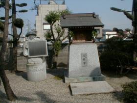 説明看板を持っている鉢かつぎ姫の形をした石像の右側に大将軍のお社がある写真