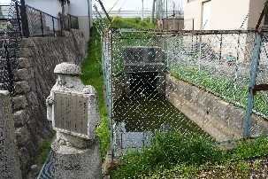 伏越樋の前にたつ鉢かづき像