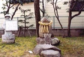 説明看板を持っている鉢かつぎ姫の形をした石像の右側に大きな岩にしめ縄が飾られ、野神さんが祀られている写真