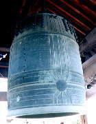 青銅色の大念寺の梵鐘の写真