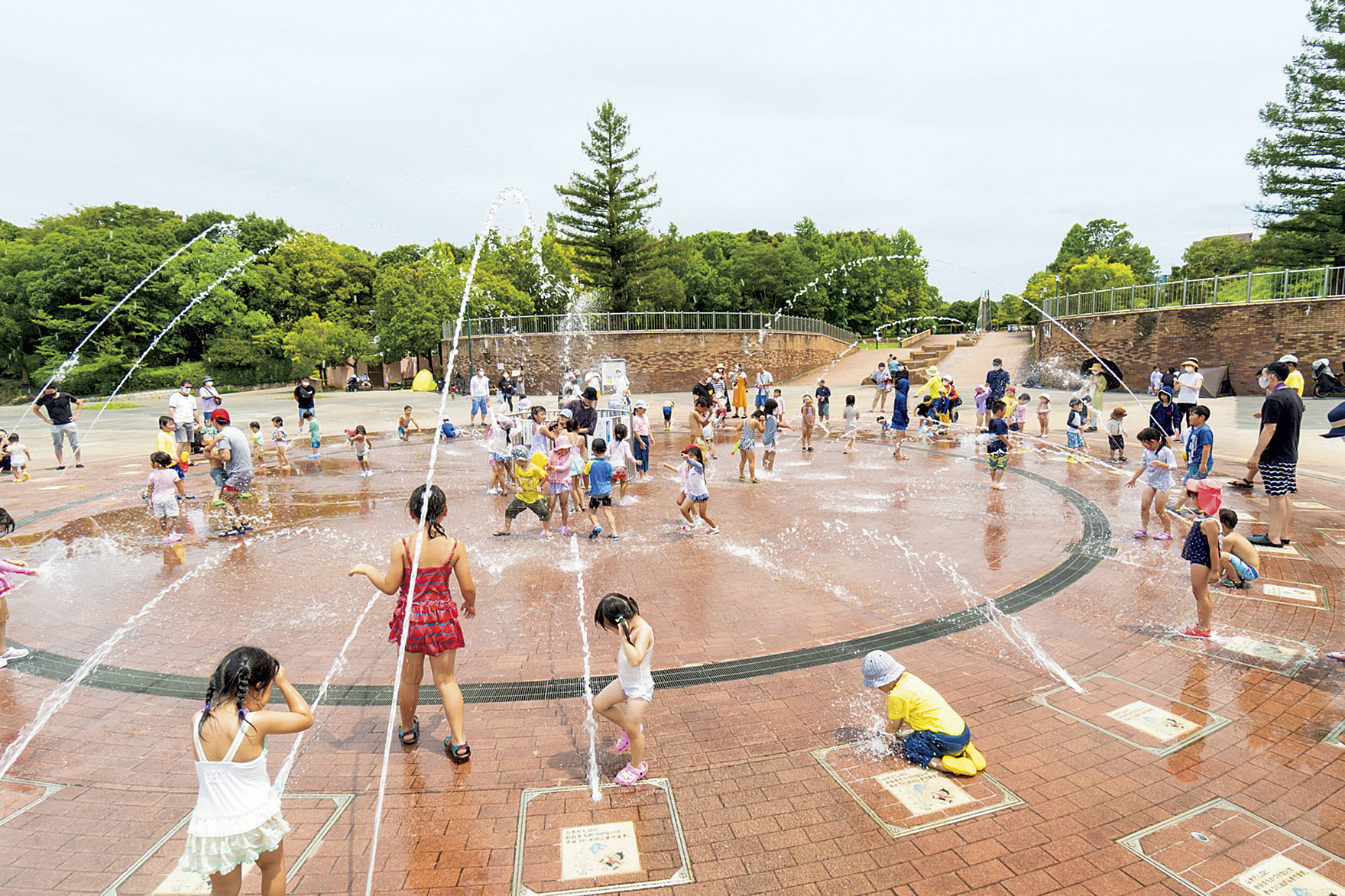 寝屋川公園噴水広場で遊ぶ子どもたち
