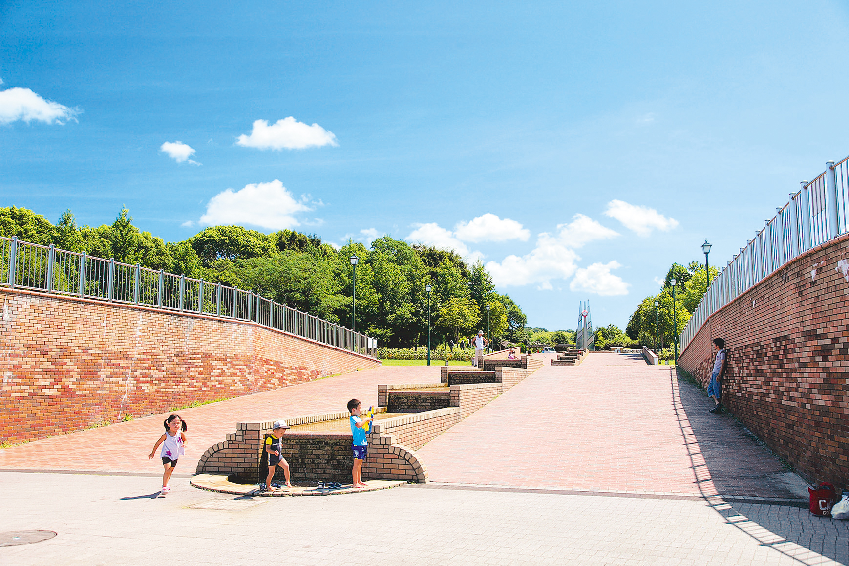 寝屋川公園で遊ぶ子どもたち