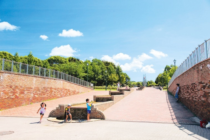 寝屋川公園時計台広場で遊ぶ子どもたち