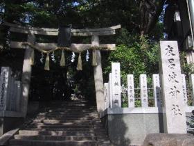 入口が階段になっており鳥居にしめ縄が飾られている友呂岐神社の写真