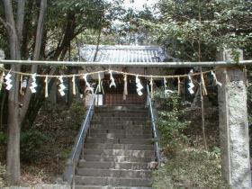 階段の先に本殿が見える熱田神社(太秦廃寺跡)の写真