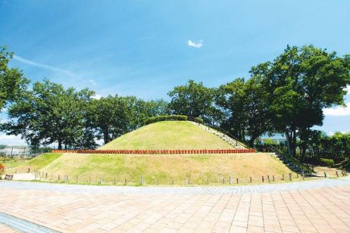 丘陵上にある太秦高塚古墳の全体の写真