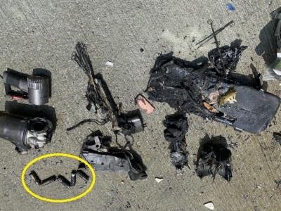 原因のリチウムイオン電池の入った掃除機の燃えた後の写真