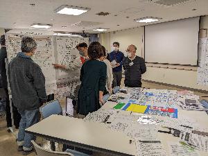 机上訓練に取り組む写真
