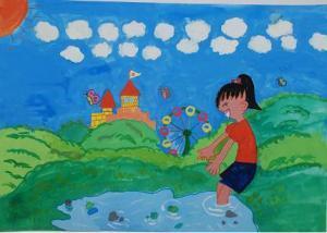 山の中笑顔の女の子が水の中に足をつけ、青空にはたくさんの白い雲が描かれている作品