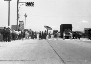信号機のある横断歩道を歩いている人々の白黒写真