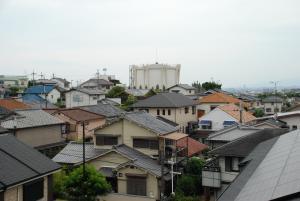 切妻屋根や寄棟屋根の住宅が立ち並んでいる写真