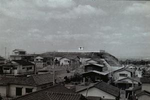 住宅が密集している白黒写真