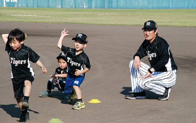 子どもたちを指導している鶴さんの写真