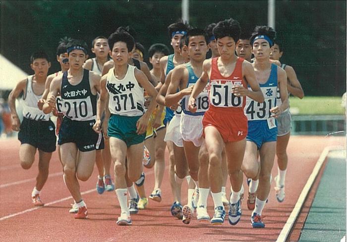 ユニフォームで走っているランナーたちの写真