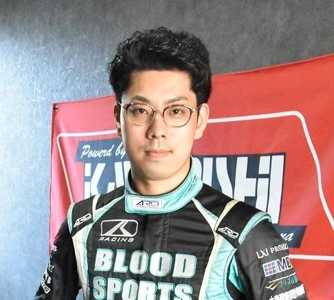 レーシングスーツを着ている大島さんの写真