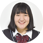 制服を着て笑顔で写っている梅木さんの写真