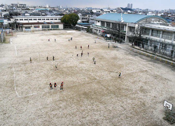 学校の校舎と運動場全体を上から写している現在の写真