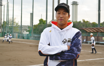 グラウンドで腕を組んでいる西田直斗さんの写真
