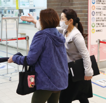 女性職員が来庁された女性を案内している写真