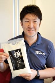 自慢の粉を手にする久保田さん