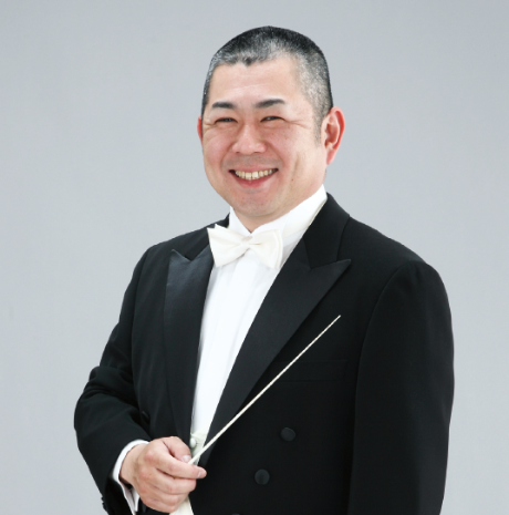 指揮棒を持つ近澤さん