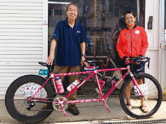 円尾選手(右)の依頼で製作した二人乗り自転車
