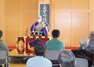 大勢の信徒を前に語る関本さん