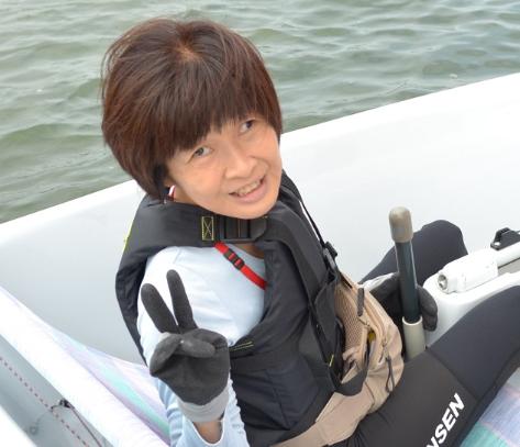 ヨットに乗り込む鏑木さん