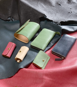 シカ革の上に置かれた革製品