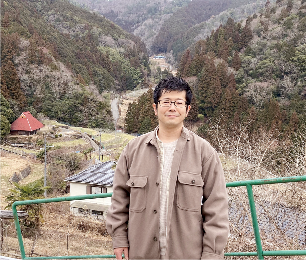 山に囲まれた有田川町の自宅前で