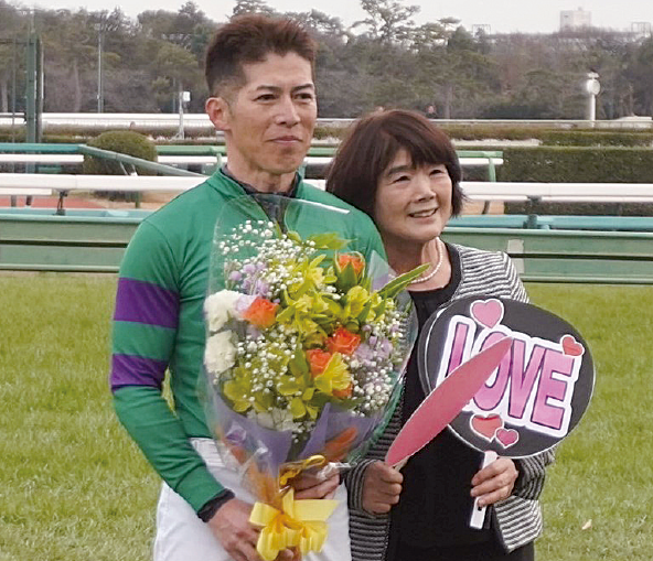 引退セレモニーで母・けい子さんと