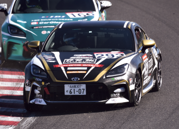 レースでしのぎを削る岡本さんのレーシングカー
