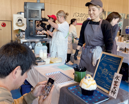 「ひむろしらゆき祭」で注文したかき氷を スマホに収める来場者