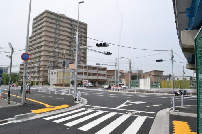 歩道橋がなくなり、信号機が設置され広々とした道路に整備された交差点の今の写真