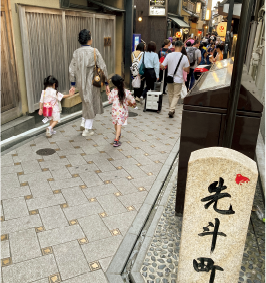 すっきりした町並みを取り戻し、 観光客でにぎわう先斗町通
