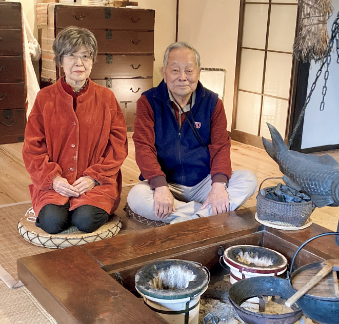 四方宗和さんと真知子さん(囲炉裏ある居間で)