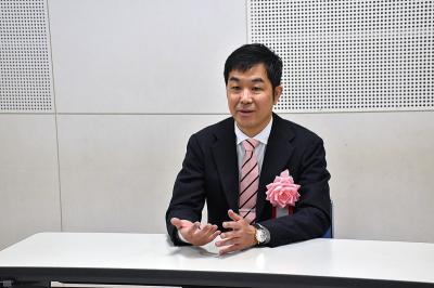 長机の席に座り話をしている門井さんの写真