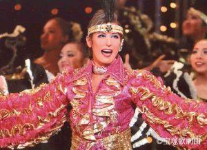 衣装を着て踊っている水美舞斗さんの写真