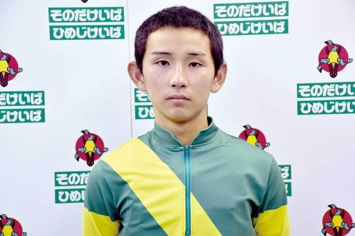 緑色と浅黄色の勝負服を着た石堂響さんの顔写真