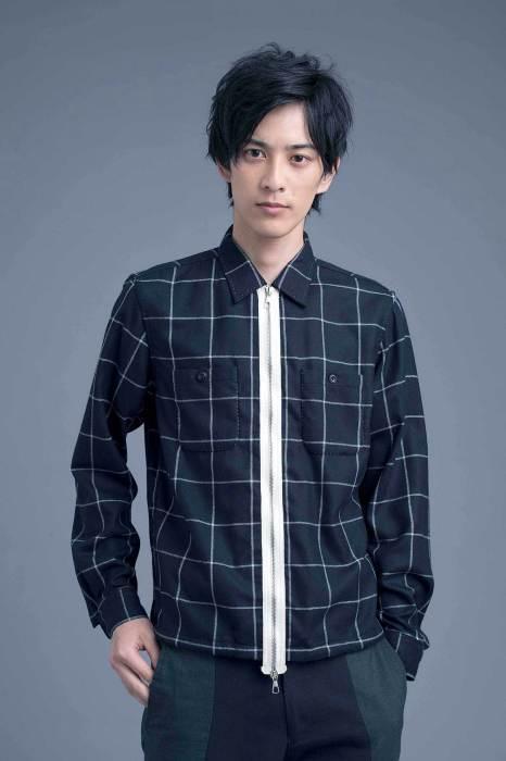 ズボンのポケットに手を突っ込みポーズを決めている井藤瞬さんの写真