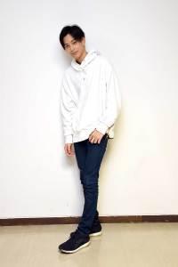 白いパーカーを着た井藤瞬さんの全体写真