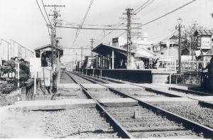 平行に2本のレールが敷かれており、停車場がある白黒写真