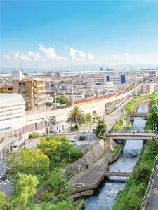 親水公園や水路沿いの遊歩道と隣接している寝屋川市駅周辺の写真