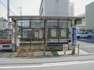 自動販売機の横に屋根付きの2面広告スペースが2つ設置されている写真