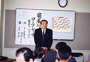 ホワイトボードの前に立ってあいさつをしている馬場市長の写真