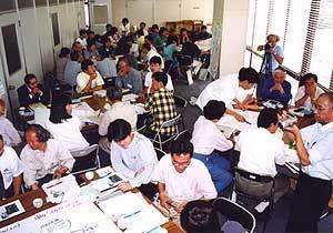 複数のグループごとに分かれて討議をおこなっている参加者の写真