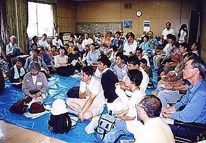 寝屋川浄化ポンプ場で近畿建設協会の方から説明を聞いている参加者の写真